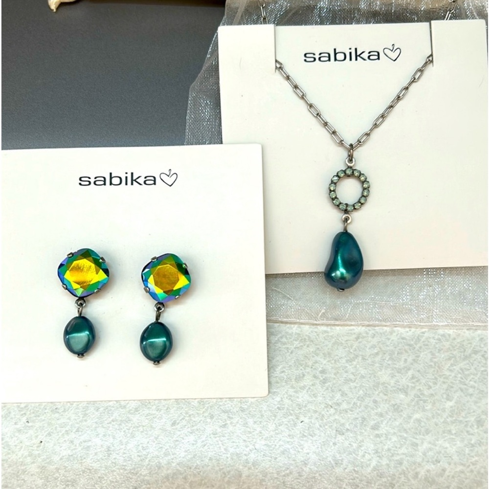 Sabika necklace and earrings